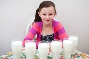 Cô bé chỉ sống được nhờ sữa