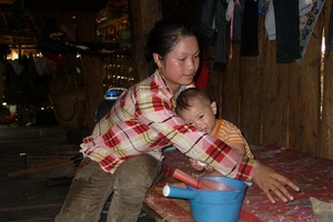 Nước mắt bản không chồng nơi "bão ết" tàn phá