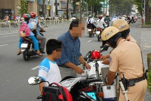 Bắt đầu xử phạt xe không đổi chủ, nhiều người lo lắng