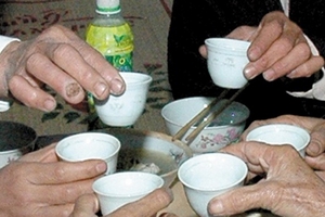 Cảnh báo từ việc 6 người chết do ngộ độc rượu tự nấu