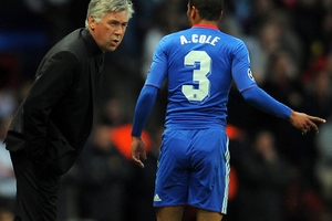 Được thầy cũ liên hệ, Ashley Cole gần ngày về PSG