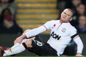 Rooney, Walcott thi nhau chấn thương