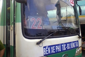 Lái xe buýt gây tai nạn cố thủ chờ đồng nghiệp giải cứu