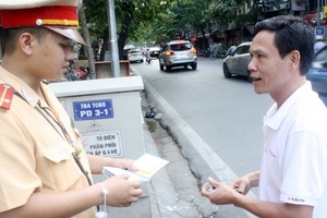 Phạt xe không chính chủ: Ngày đầu... nhắc nhở