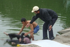 Cụ bà chết nổi trên mặt hồ cạnh ĐH Y Hà Nội