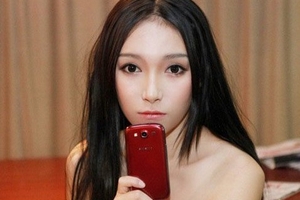 Hotgirl nóng bỏng cùng smartphone "khủng"