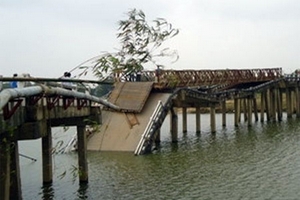 Hai thanh dầm cầu 60 tấn rơi xuống sông