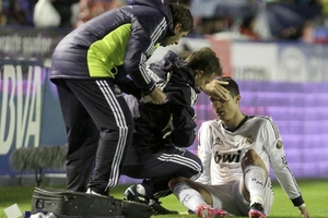 Ăn cùi chỏ, Cris Ronaldo rách toạc mắt