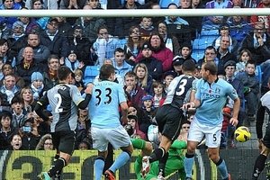 Ngược dòng hạ Tottenham, Man City tiến sát M.U