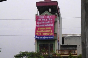 Xôn xao trước tấm panô khổng lồ được treo để đòi nợ