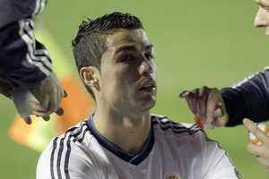 "Sát thủ" Navarro lên tiếng sau vụ "đánh kín" Ronaldo