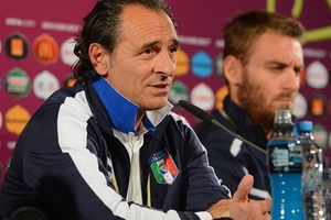 Đánh người, nhận thẻ đỏ, De Rossi vẫn được Prandelli ca ngợi