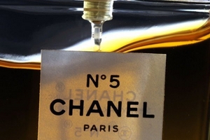 Sự thực chuyện nước hoa Chanel gây dị ứng