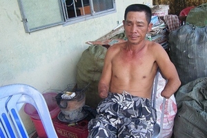 Người đàn ông cụt hai tay mưu sinh nuôi cả gia đình