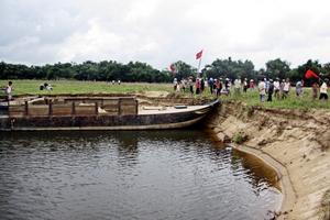 Dân làng bao vây đội ghe hút cát