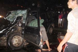 Hà Tĩnh: Hai ô tô đấu đầu, 3 người tử vong