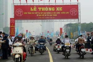 Thông xe cầu vượt "siêu nhẹ" nút Lê Văn Lương - Láng