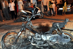 Đốt xe người chạy xe ôm, cả khu phố náo loạn