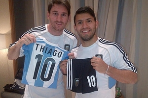 Aguero tặng Leo Messi món quà ngộ nghĩnh