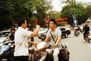 Cảnh sát giao thông hóa trang: Sợ cướp giả dạng