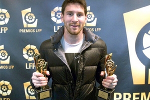 Một lần nữa, Messi lại vượt Ronaldo