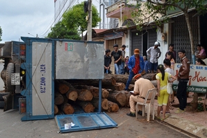 Xe tải lật, gỗ lăn làm hỏng nhà dân