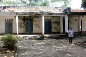 Nữ hộ sinh bận chơi bóng, song thai tử vong