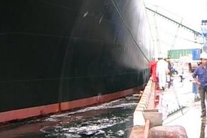 Vỡ ống, dầu tràn ra cảng Dung Quất