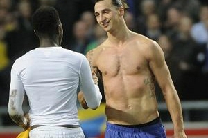 Welbeck "vớ bẫm" nhờ đổi áo với Ibra