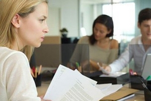 Vợ làm muộn báo hiệu hôn nhân trục trặc?