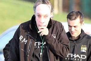 Đóng giả trợ lý David Platt, Mancio chọc cười vỡ bụng