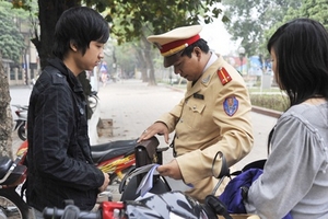 Chuyên gia nói gì về xử phạt "xe không chính phủ"?