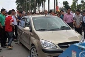 Em gái hất anh lên nóc ôtô do bất đồng gia đình