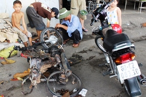 Xe máy cháy rụi trên cầu Đồng Nai