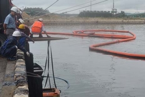 Đã thu gom phần lớn dầu tràn ra biển Dung Quất