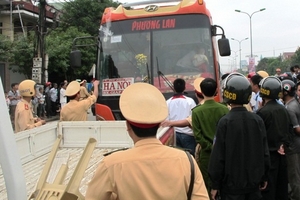 Lái xe khách tông cảnh sát, cố thủ trong xe