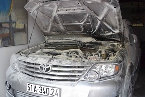 Ô tô bốc cháy, cả nhà đập cửa chạy thoát thân