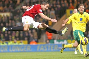 M.U đánh mất ngôi đầu: Không Rooney, chỉ biết tạt. Và ăn cái 'tát"