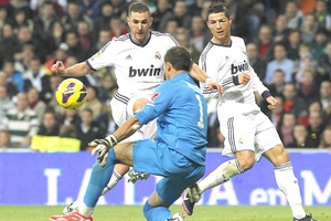 Real lần thứ 3 thắng kiểu “manita”: Ronaldo “đau bụng”, có sao đâu!