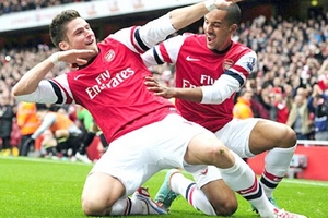 Olivier Giroud tiếp tục nổ súng: Trung phong đích thực