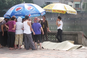 Phát hiện xác chết nổi trên hồ cạnh Văn Miếu