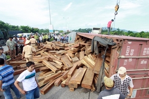 Lật xe chở gỗ quý, quốc lộ 14B rối loạn