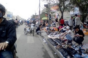 Nghề “phơi mặt vỉa hè” và những tình huống thót tim