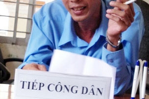 Thanh tra văn hóa rít thuốc lá, phả khói khi tiếp dân