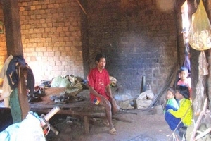 Giúp đồng bào “bám đất giữ vườn”