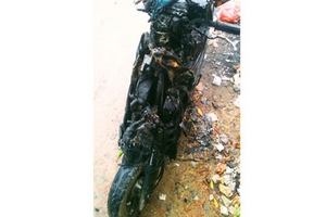 Vợ đổ xăng, chồng nhóm bếp, xe của khách cháy rụi