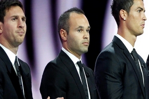 Báo chí Tây Ban Nha “quên” Ronaldo nhưng không quên Messi