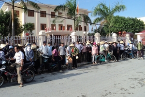 Dân bao vây trụ sở UBND xã đòi ruộng đất