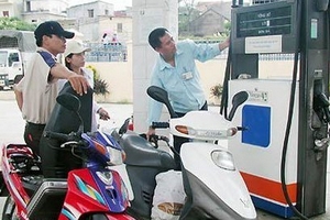 Xăng dầu tăng giá nhờ sửa phí kinh doanh