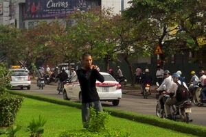 Đứng giữa đường, dí thủy tinh vào cổ đòi tự sát